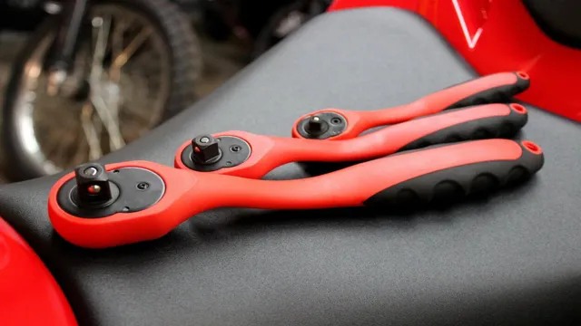 what is the difference between a torque wrench and ratchet